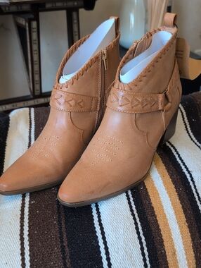 FRYE AND CO. Palma Western Ankle Booties with Embroidered Strap In Light Tan